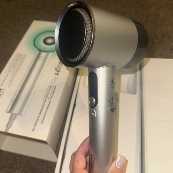 L'Oreal AirLight Pro Hair Dryer in Silver and Green - Picture 3 of 5